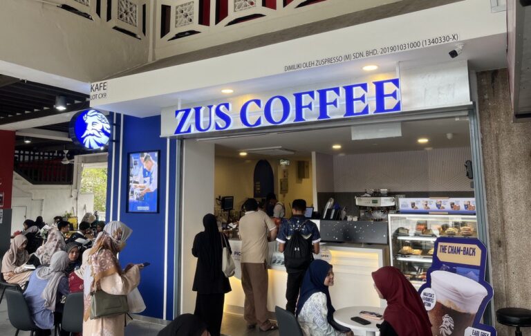 中國女遊客大鬧ZUS咖啡.十四秒影片背後的社會現象